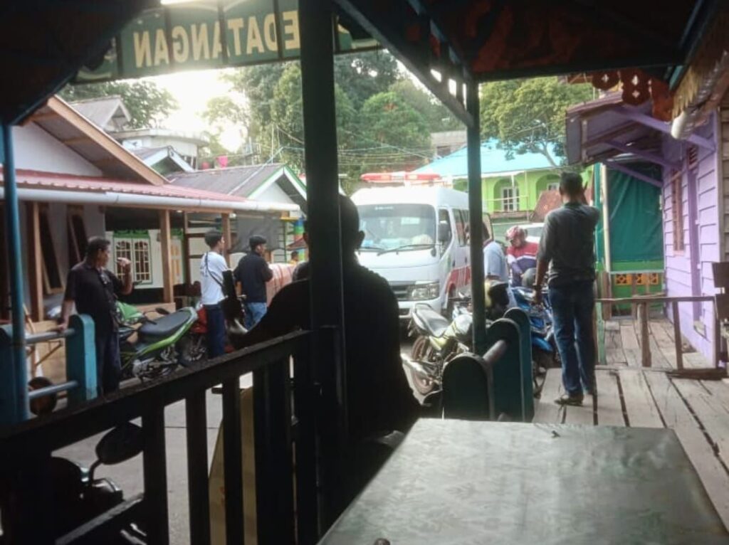 Ambulans warga sulit menembus jalan ke pelabuhan karena parkir kendaraan yang sembarangan, pagi tadi (ft gafa)