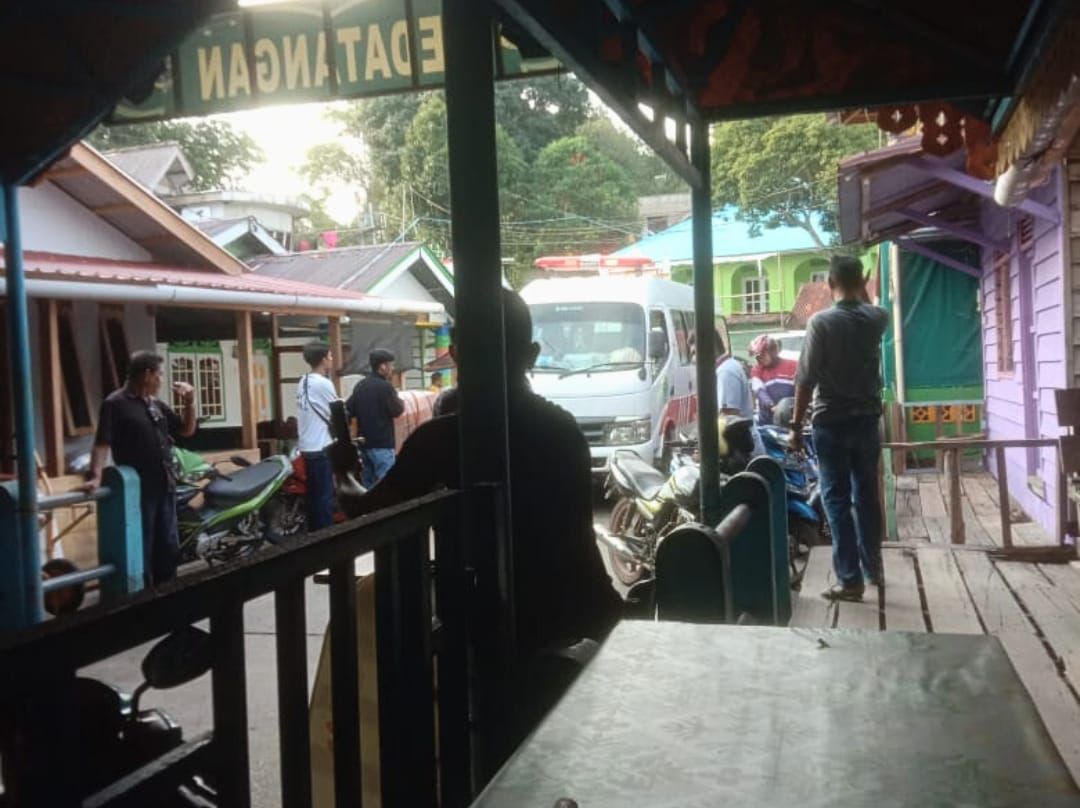 Ambulans warga sulit menembus jalan ke pelabuhan karena parkir kendaraan yang sembarangan, pagi tadi (ft gafa)
