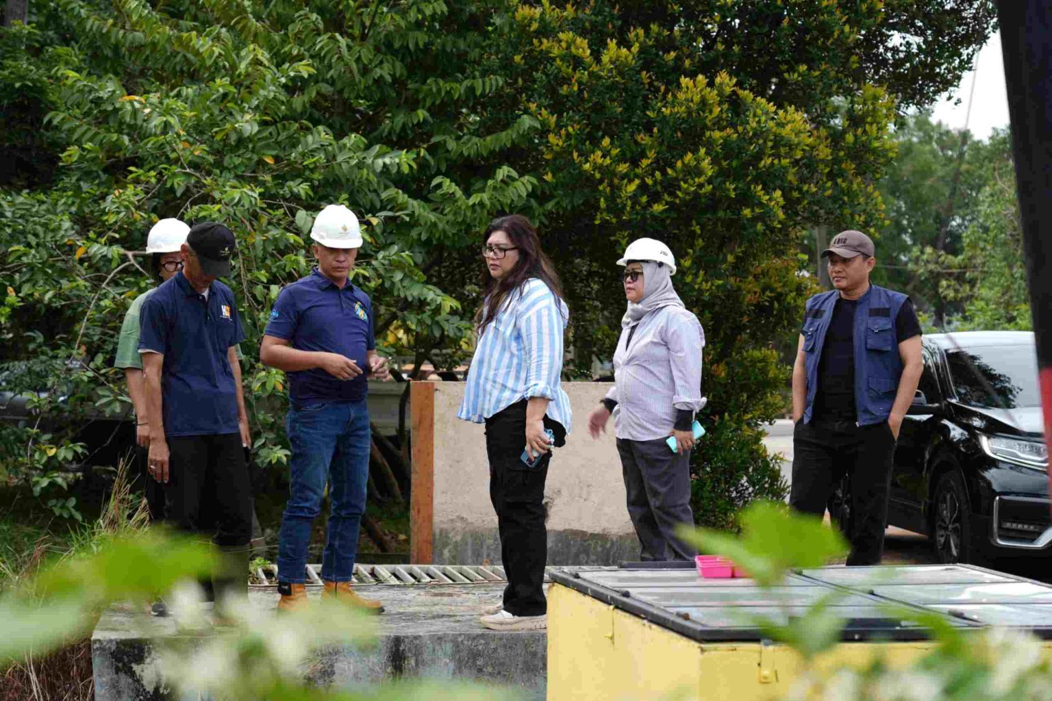 Anggota Deputi Bidang Pelayanan Umum BP Batam, Ariastuty Sirait saat mengunjungi IPA Dam Sei Harapan dan daerah stres area di Tanjung Riau, kemarin. (ft humasbpbatam)