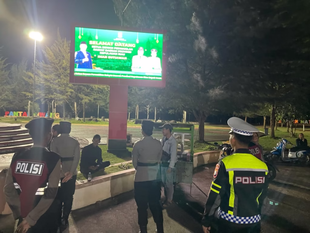 Anggota Polres Natuna saat melakukan tinjauan ke masyarakat, tadi malam. (ft humaspolresnatuna)