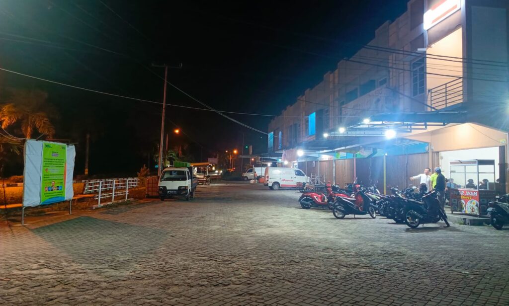 Baliho PT BNI yang yang dipasang di fasilitas milik masyarakat, malam ini. (ft msaimi)
