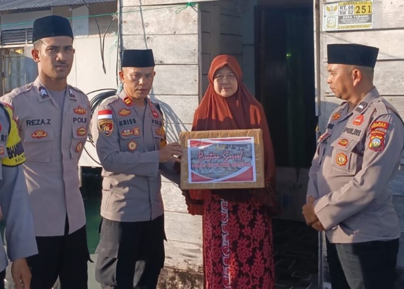 Berbagi Kebaikan Ramadan, Polsek Palmatak Bagikan Lansia Bansos dari Kapolres Anambas