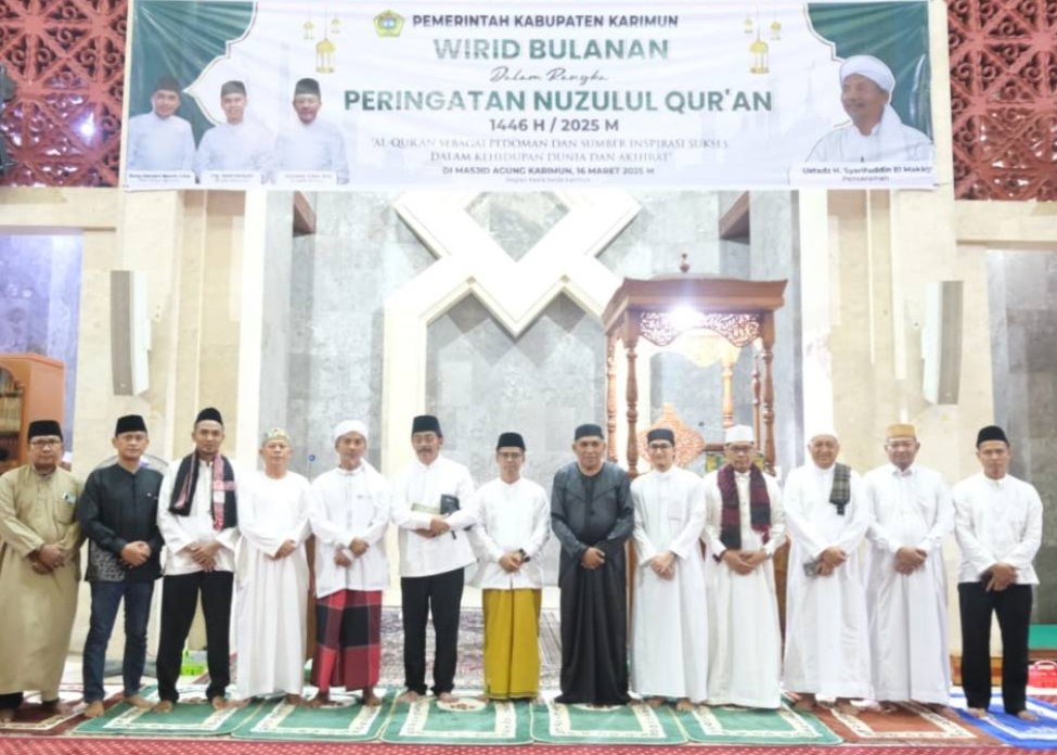 Berfoto bersama saat acara khataman bersama dan nuzulul quran di Masjid Agung Karimun, malam tadi. (ft msaimi)