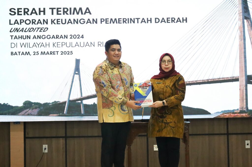 Bupati Bintan Roby Kurniawan menyerahkan secara langsung Laporan Keuangan Pemerintah Daerah (LKPD) Unaudited Kabupaten Bintan Tahun Anggaran 2024 kepada Badan Pemeriksa Keuangan (BPK) Perwakilan Provinsi Kepri, di Kantor BPK Perwakilan Kepri, Kota Batam, kemarin. (ft mcbintan)