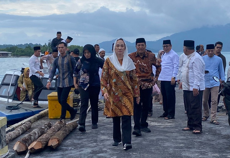 Bupati Cen Sui Lan saat tiba di acara Muhibah Ramadhan yang berlangsung di Desa Sededap, kemarin sore. (ft rusdi)