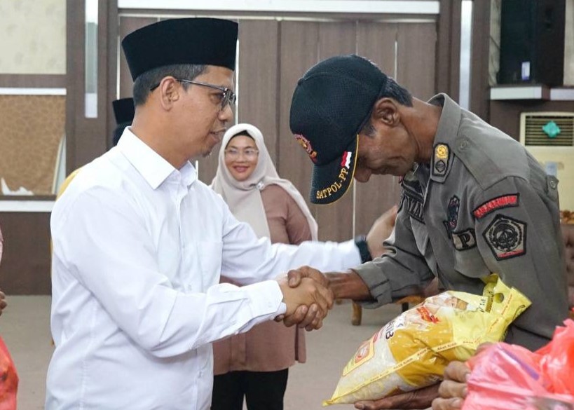 Bupati Iskandarsyah saat membagikan Sembako di Gedung Nasional, siang tadi. (ft msaimi)
