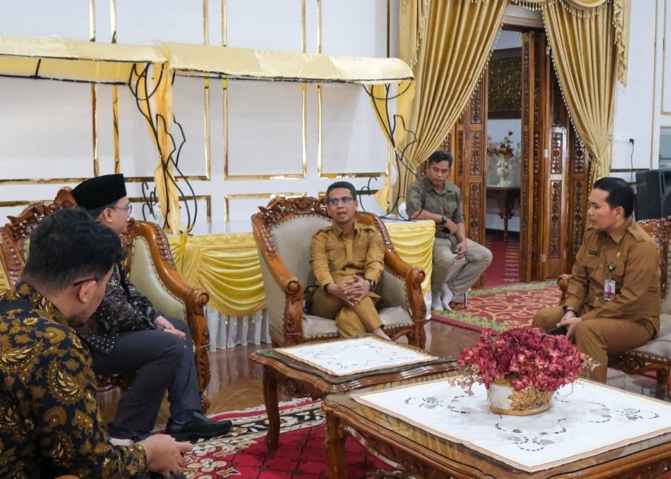 Bupati Iskandarsyah (kedua dari kanan) saat menerima kepala kantor Pajak Pratama Karimun, pagi tadi. (ft prokopim)