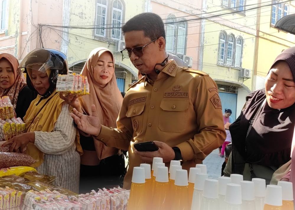 Bupati Iskandarsyah saat meninjau pasar murah di Kolong Sei Lakam Timur, pagi tadi. (ft msaimi)