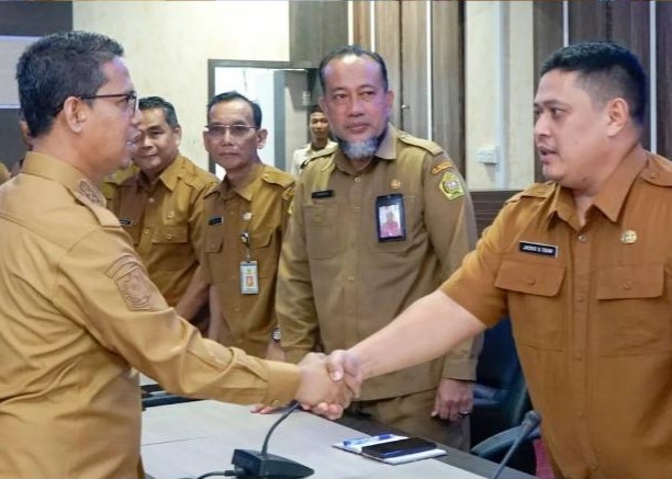 Bupati Iskandarsyah saat menyalami kepala OPD sebelum rapat dimulai, pagi tadi. (ft msaimi)