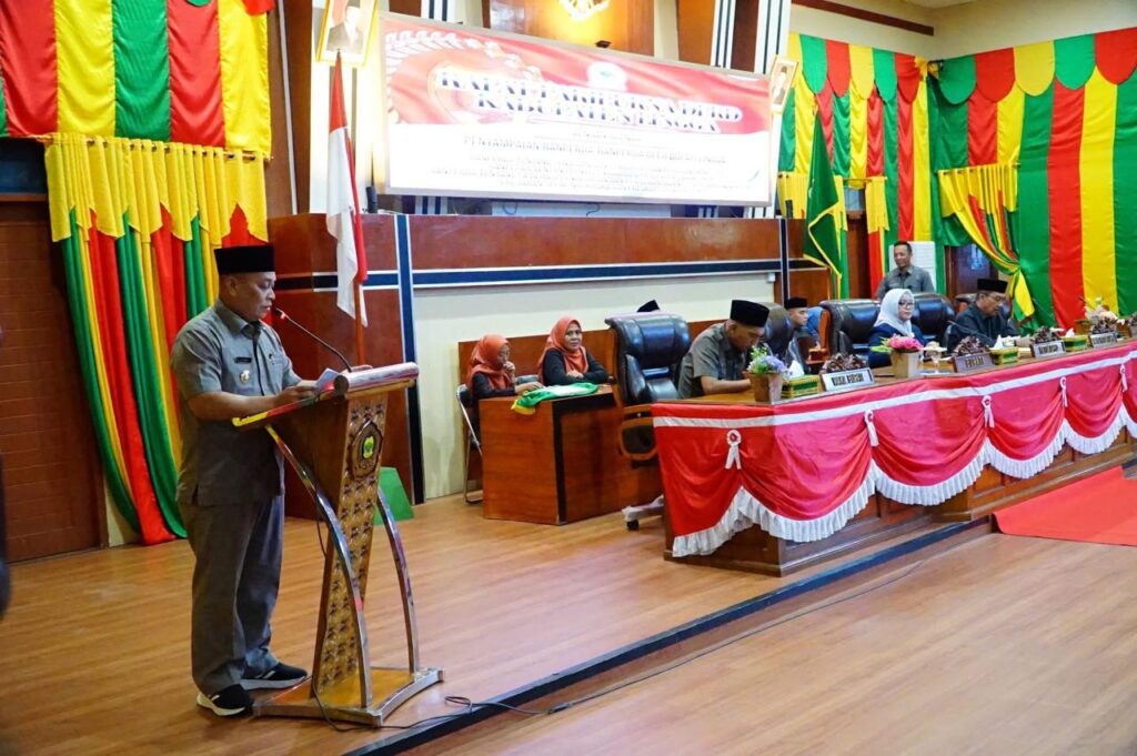 Bupati M Nizar saat menyampaikan jawaban atas pandangan fraksi-fraksi di rapat paripurna di DPRD Lingga, siang tadi. (ft gafar)