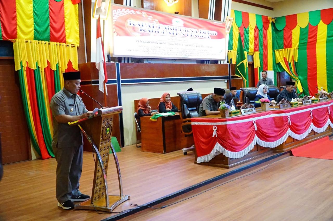 Bupati M Nizar saat menyampaikan jawaban atas pandangan fraksi-fraksi di rapat paripurna di DPRD Lingga, siang tadi. (ft gafar)