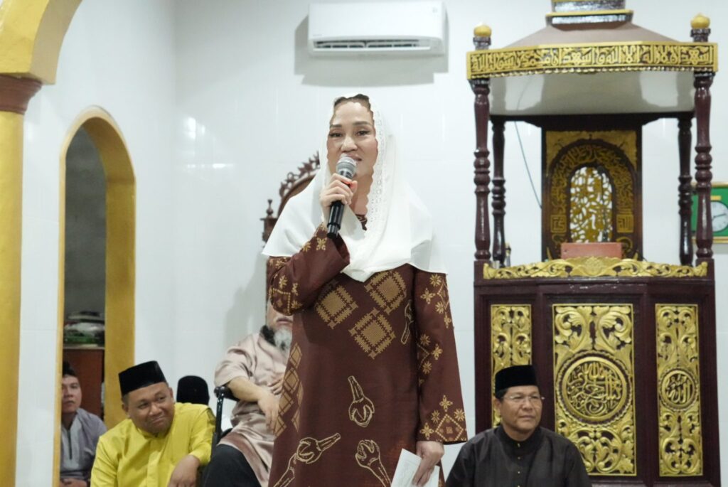 Bupati Natuna Cen Sui Lan saat Safari Ramadhan di Desa Kelarik Utara, tadi malam. (ft kominfonatuna)