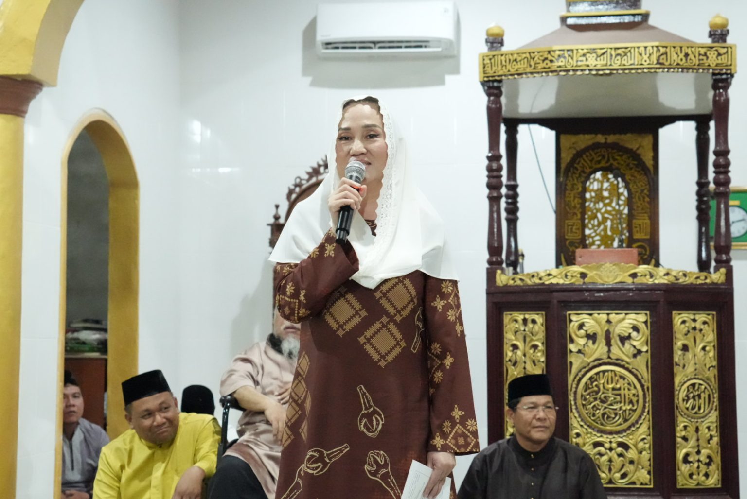 Bupati Natuna Cen Sui Lan saat Safari Ramadhan di Desa Kelarik Utara, tadi malam. (ft kominfonatuna)