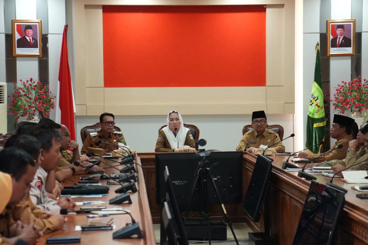 Bupati Natuna Cen Sui Lan saat memimpin rapat dengan jajarannya, siang tadi. (ft rusdi)
