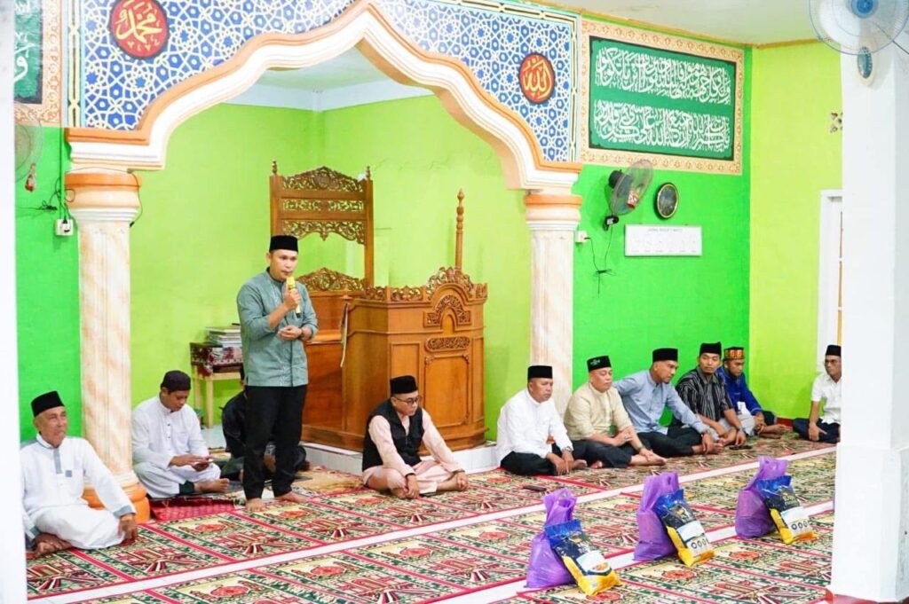 Bupati dan Wabup Lingga saat acara Safari Ramadan di