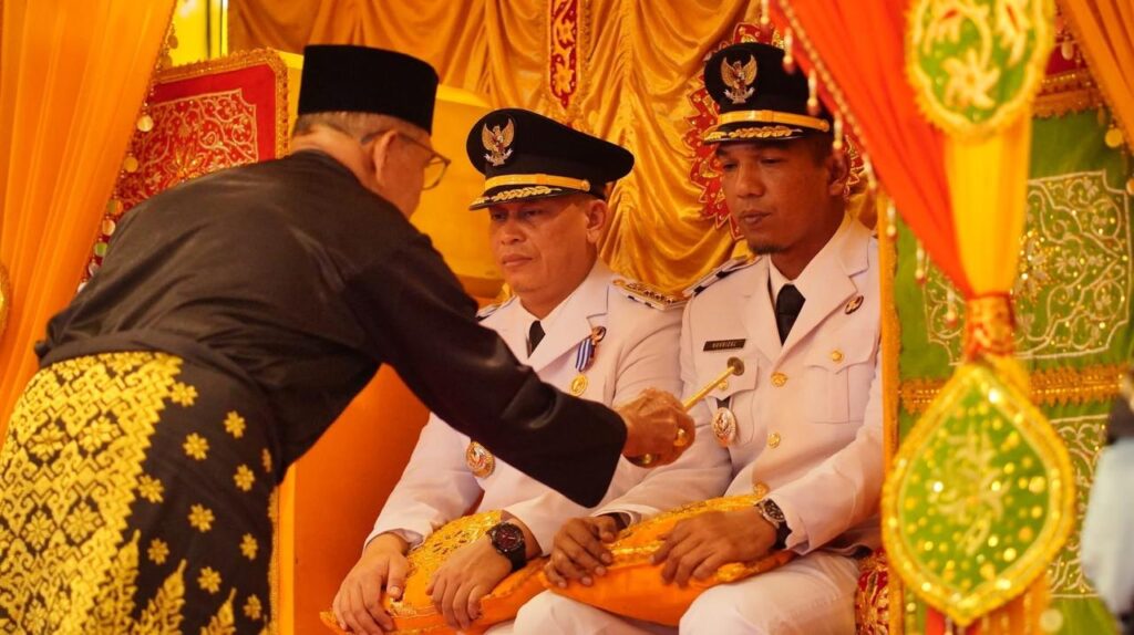 Bupati dan Wakil Bupati Lingga saat mengikuti tradisi tepung tawar, siang tadi. (ft gafar)