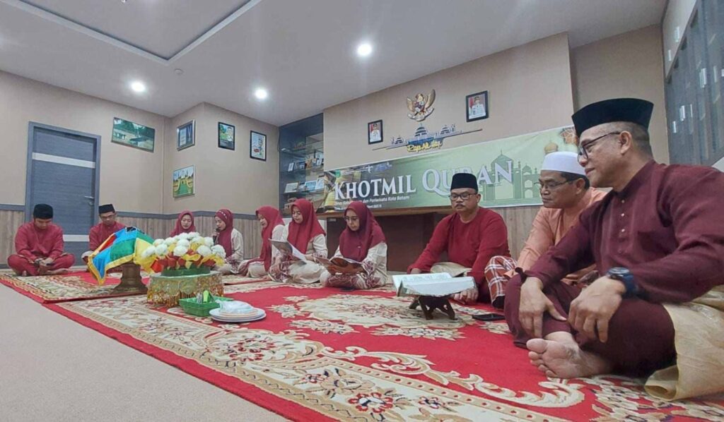 Disbudpar Kota Batam saat menggelar Khataman Qur'an di Dang Anom Batam, pagi tadi. (ft disparbudbatam)