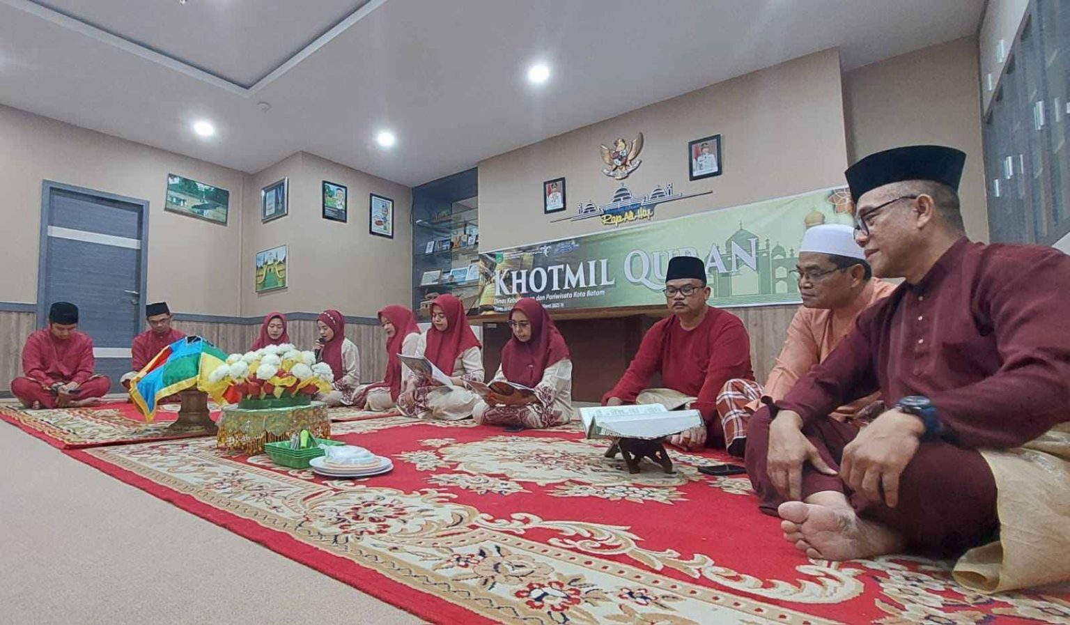 Disbudpar Kota Batam saat menggelar Khataman Qur'an di Dang Anom Batam, pagi tadi. (ft disparbudbatam)