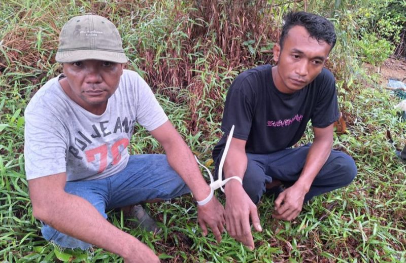 Dua terduga pelaku pencurian kapal nelayan di Kecamatan Buru yang diamankan anggota Polsek Buru, kemarin. (ft polsekburu)