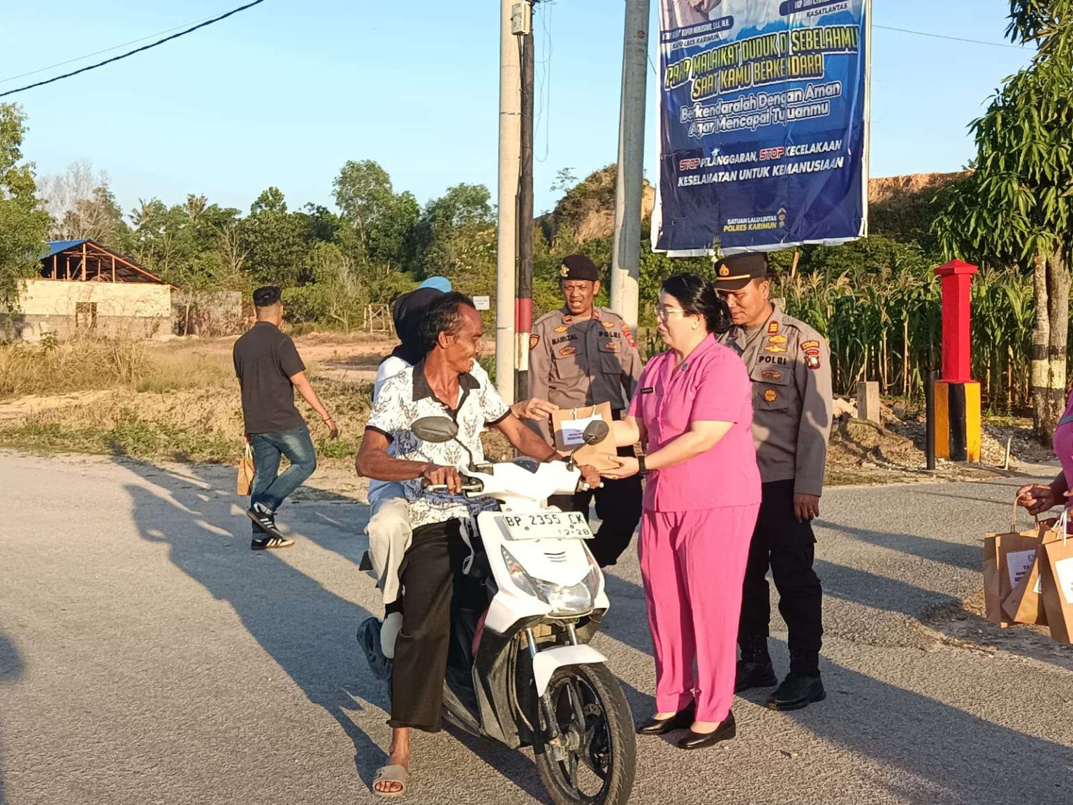 Ibu Bhayangkari Polsek Tebing dan anggota saat membagikan takjil dan Sembako, sore tadi. (ft msaimi)