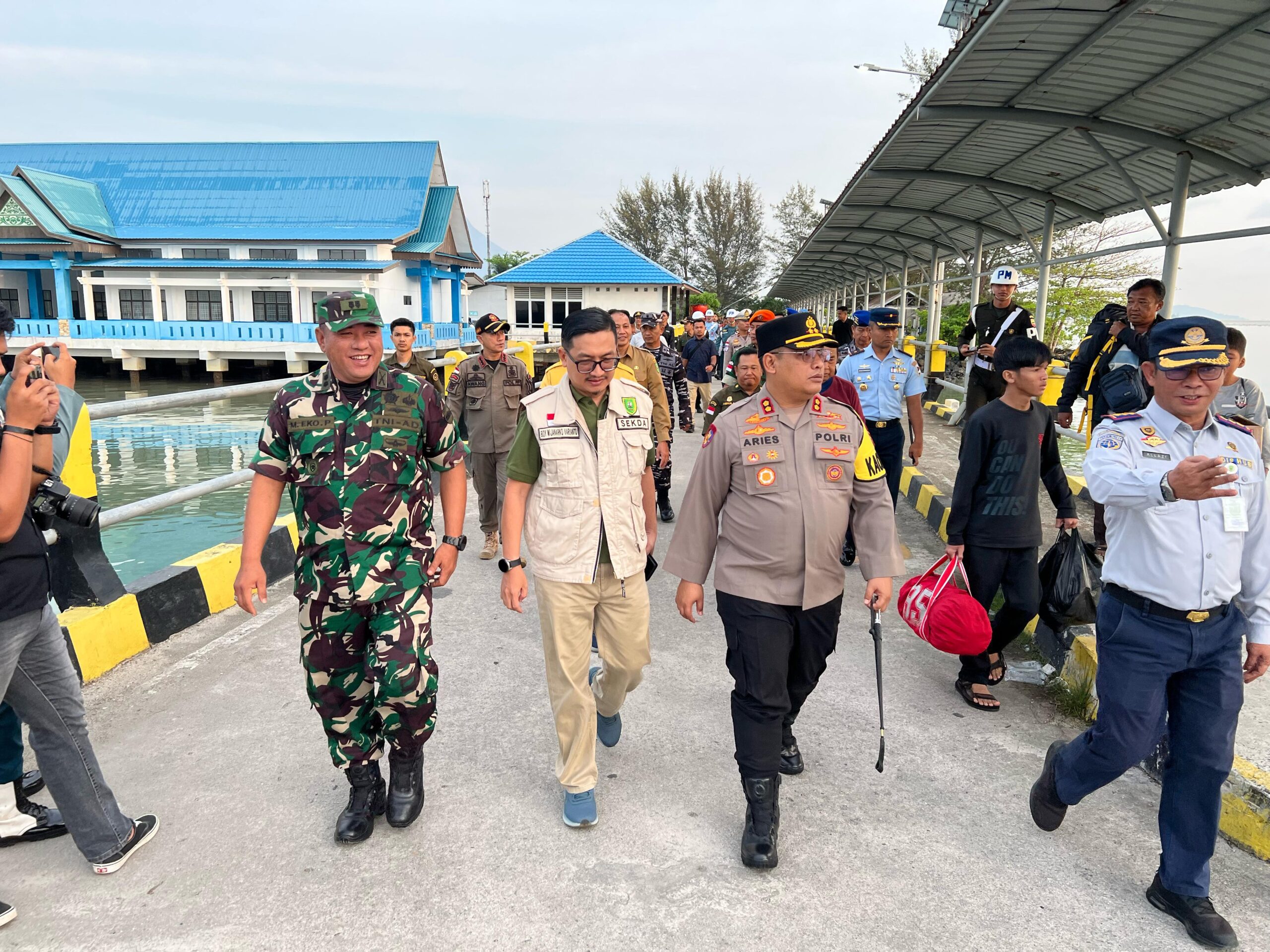 Kapolres Natuna saat melakukan pengecekan transportasi laut, siang tadi. (ft rusdiandika)