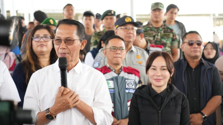 Kepala BP Batam Amsakar dan Wakil BP Batam Li Claudia saat meninjau aktivitas mudik Lebaran di Bandara Hang Nadim Batam, pagi tadi. (ft humasbpbatam)