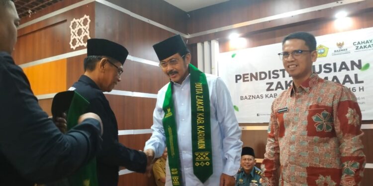 Nurdin Basirun saat mendapat anugerah duta zakat, pagi tadi, (ft ery)