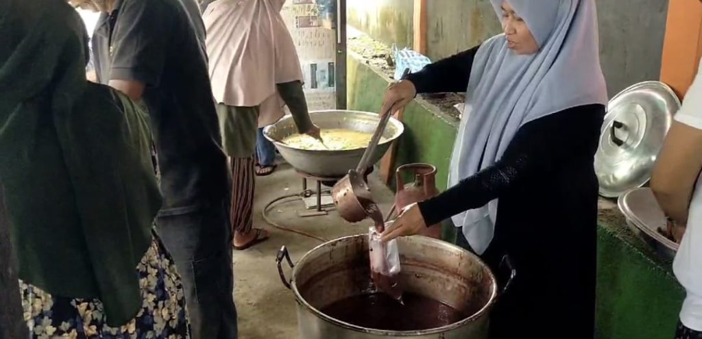 Pembagian bubur berkah bagi masyarakat Dabo Singkep. Seperti yang terlihat di Masjid Al Alaa Bukit Kapitan, Kecamatan Singkep, Kabupaten Lingga., (ft paino)