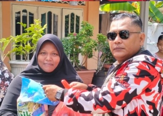 Ketua PBB Maszan P Sianturi saat membagikan Sembako. pagi tadi. (ft ery)
