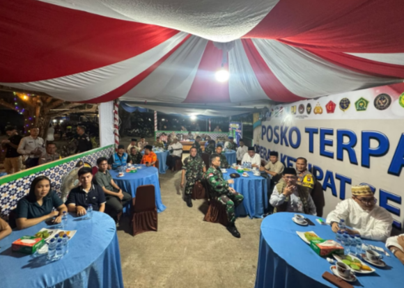 Peninjauan Posko di Pantai Piwang sore tadi. (ft humaspolresnatuna)