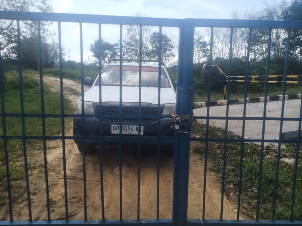 Penutupan jalan ini membuat aliran air dari PDAM Tirta Lingga tersendat, siang tadi. (ft rusdi)