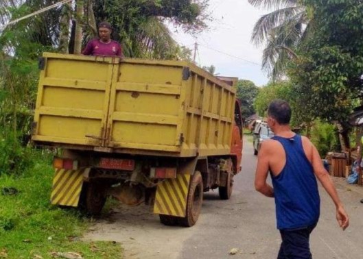 Petugas kebersihan yang menjadi honorer di Dinas LH Lingga terpaksa dirumahkan. (ft wandy)
