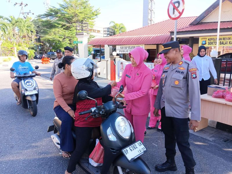 Polsek Balai dan Bhayangkari Ranting Balai saat membagikan takjil kepada pengemudi yang lewat depan Mapolsek tersebut, sore kemarin. (ft ricky)