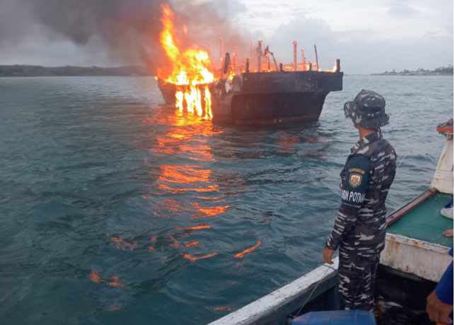 Prajurit Posal Subi saat ikut mengevakuasi ABK KM Lyyra yang terbakar, pagi tadi. (ft posalsubi)