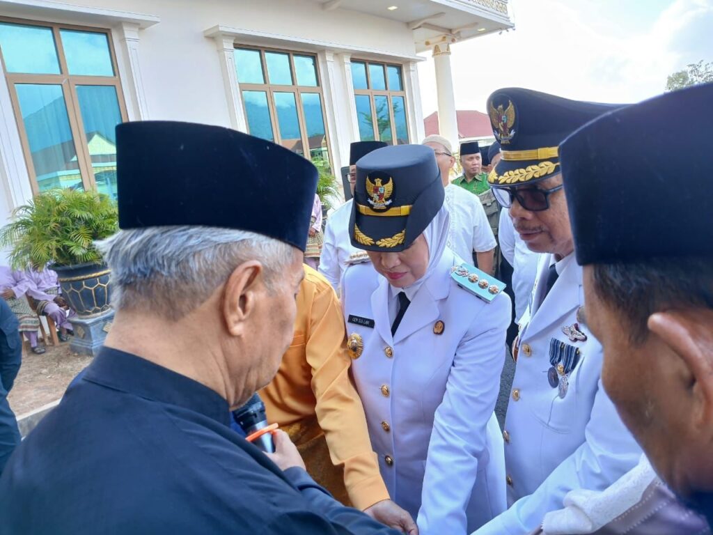 Prosesi penyambutan Bupati dan Wakil Bupati Natuna di Kediaman Dinas Bupati, kemarin. (ft rusdi)