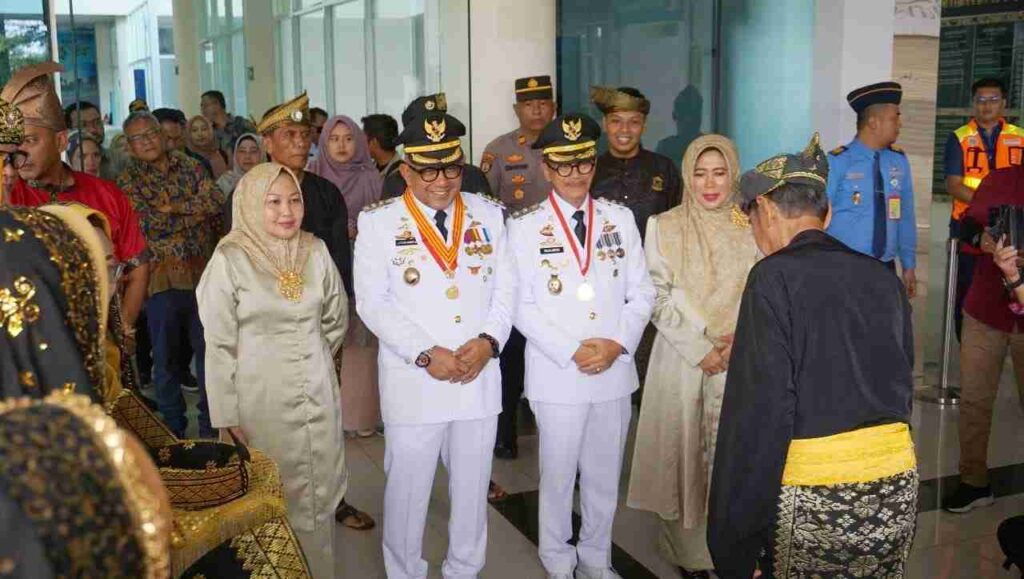 Prosesi penyambutan Wako dan Wawako Tanjungpinang di Bandara RHF Tanjungpinang, pagi tadi. (ft kominfitjpinang)