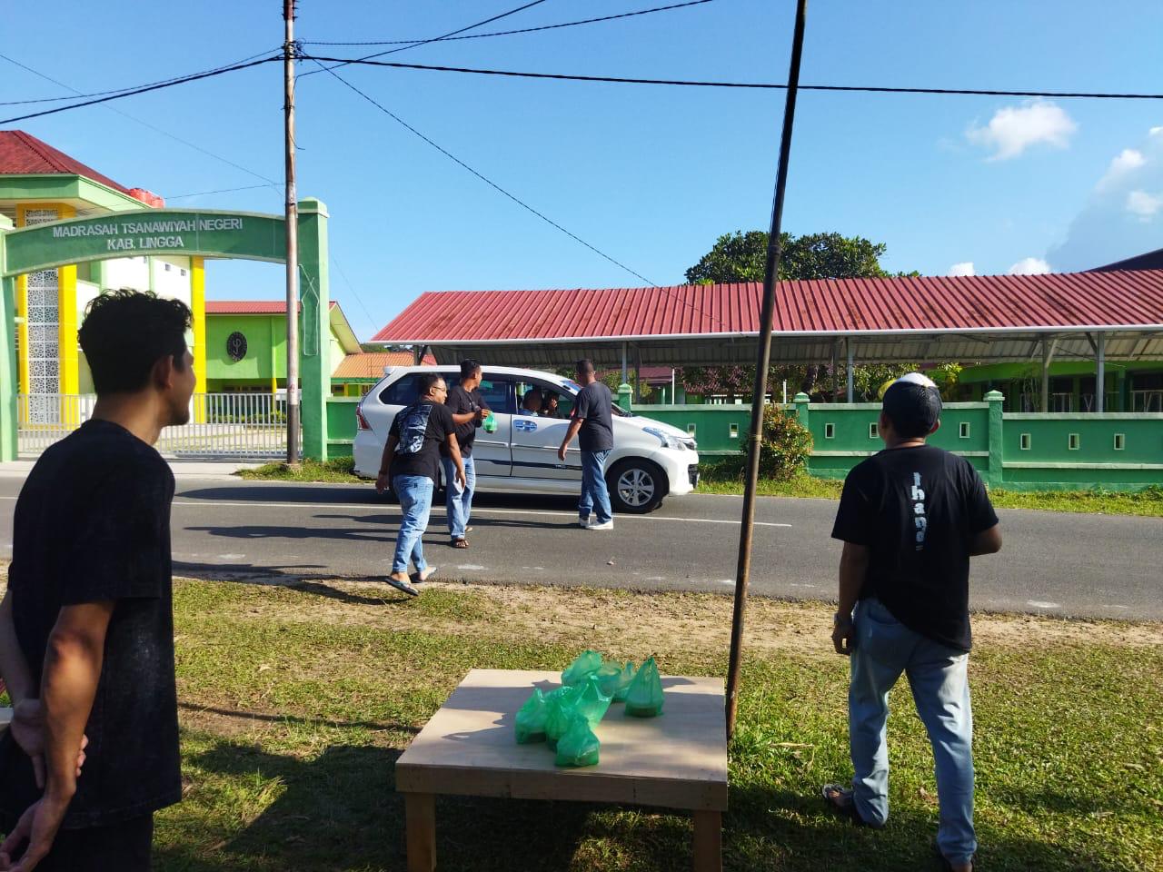 Sejumlah anggota LMG sedang membagikan takjil,. sore tadi. (ft gafar)