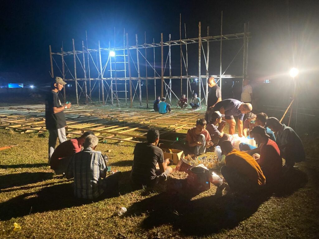Sejumlah pemuda saat mengerjakan pembuatan lampu colok, tadi malam. (ft gafar)