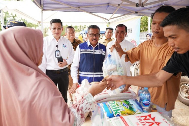 Sekdako Batam Jefridin saat meninjau Operasi Pasar Murah Tahun 2023 di halaman Kantor Camat Bengkong dan di Fasum Perumahan Villa Pesona Asri Belian, Batam Kota, tahun lalu. (ft dok lendoot)