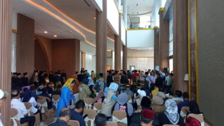 Amsakar-Li Claudia Disambut Prosesi Adat Melayu di Bandara Hang Nadim Batam