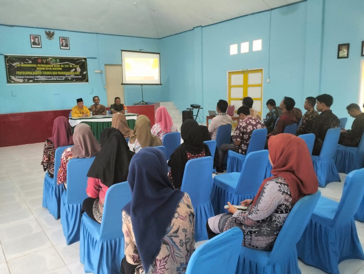 Suasana sosialisasi radikalesme di sela kegaitan TMMD Kodim 0318 di Natuna, kemarin. (ft dani)