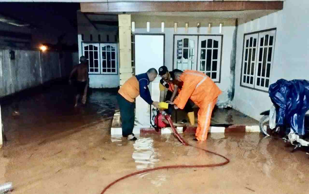 TRC BPBD Tanjungpinang saat menyelesaikan penanganan rumah korban terdampak banjir di Waduk Srikaton, tadi malam. (ft bpbdtjpinang)