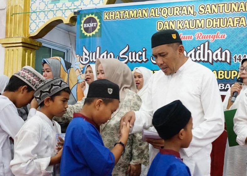 Wabup Karimun Rocky M Bawole saat menghadiri acara khataman dan santuna di masjid Kecamatan Tebing, siang menjelang sore tadi. (ft msaimi)