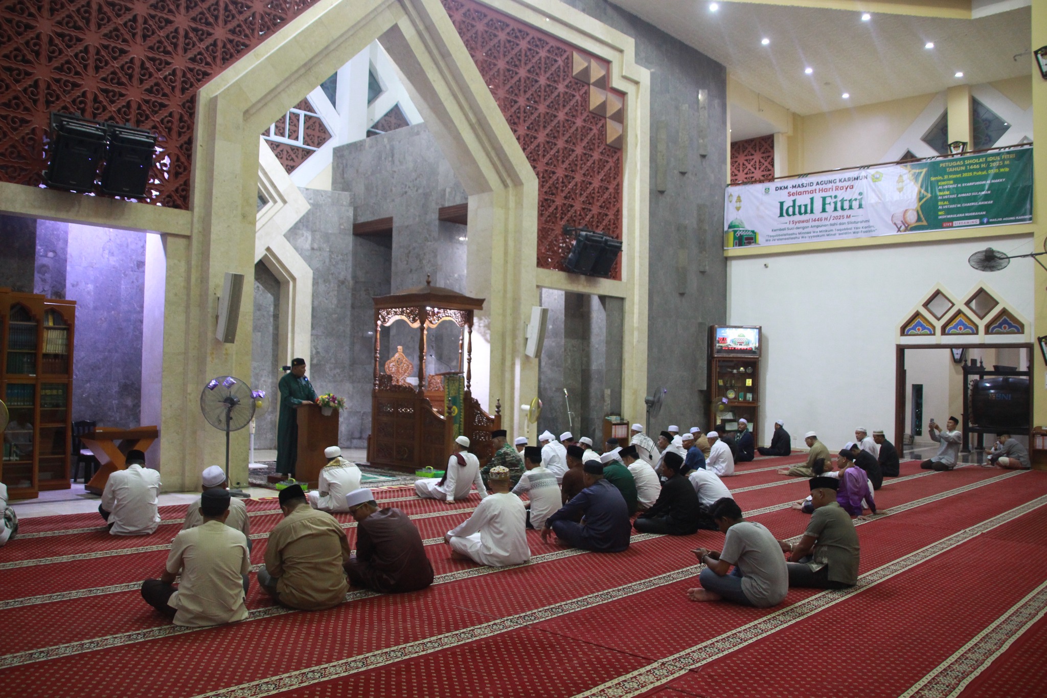 Wabup Karimun Rocky M Bawole saat menghadiri malam takbir di Masjid Agung Karimun, malam tadi. (ft msaimi)