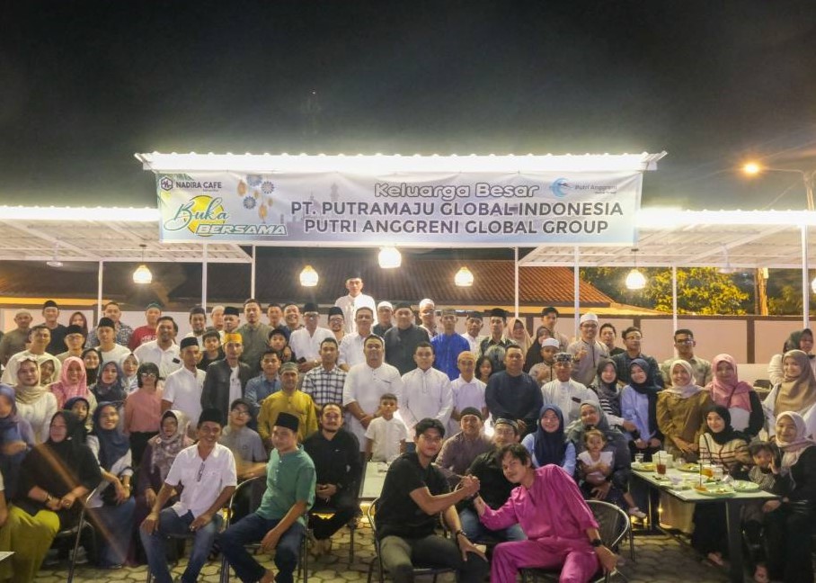 Wabup Karimun Rocky Marciano Bawole berfoto bersama jajaran PT Anggraini Global, sore tadi. (ft prokopim)