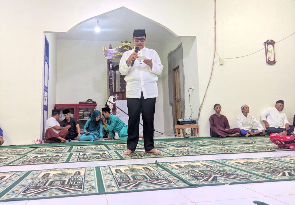 Wabup Natuna Jarmin sedang sambutan saat Safari Ramadhan, malam ini. (ft rusdi)