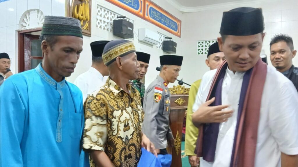 Wakil Bupati Anambas, Raja Bayu saat menyerahkan bantuan operasional Mesjid di Ladan, tadi malam. (ft kominfoanambas)
