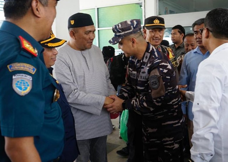 Wakil Bupati Karimun Rocky M Bawole saat bersalaman dengan Forkominda Karimun, siang tadi. (ft msaimi)