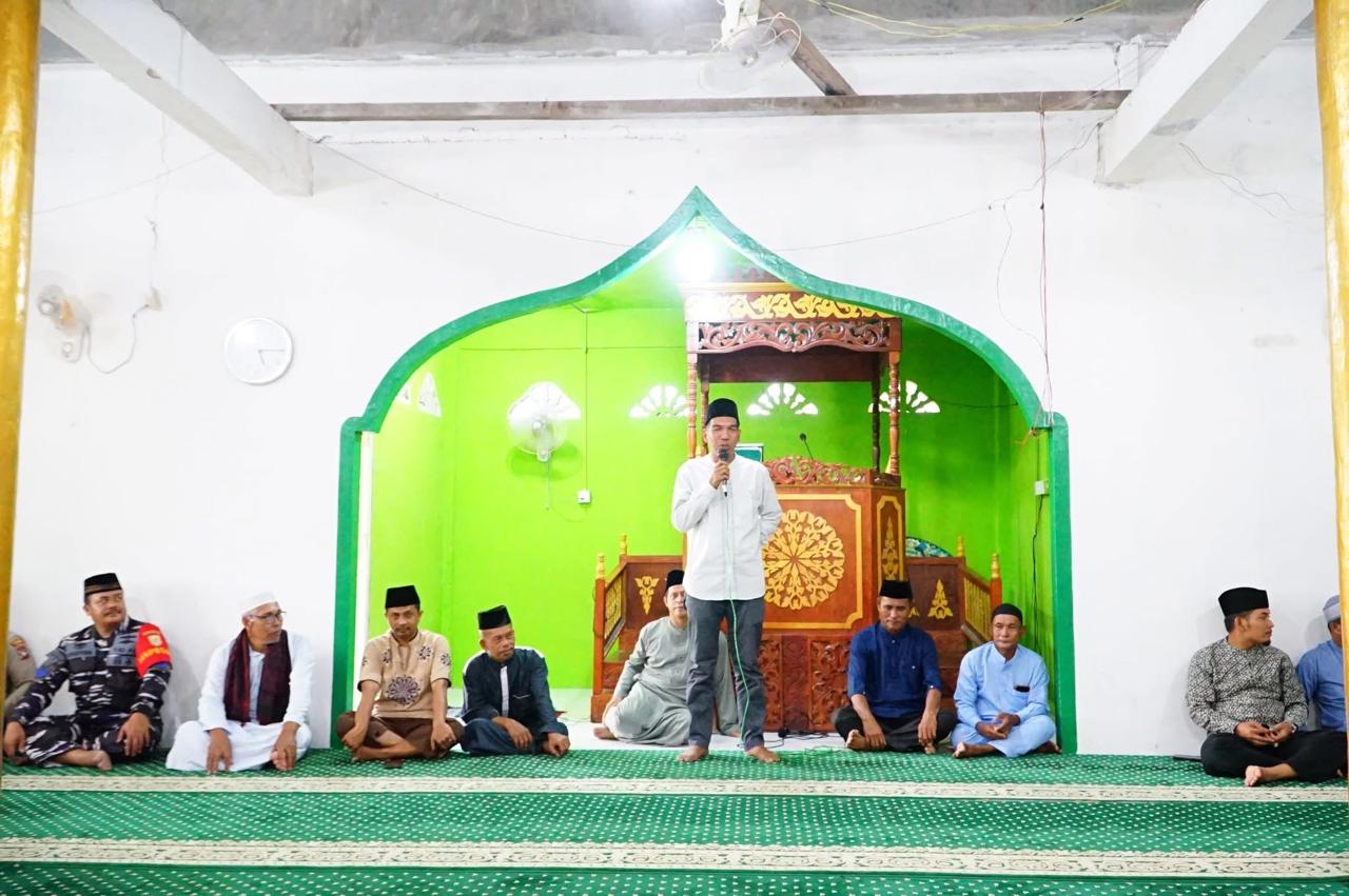 Wakil Bupati Lingga Novrizal saat sambutan Safari Ramadah, tadi malam. (ft gafar)