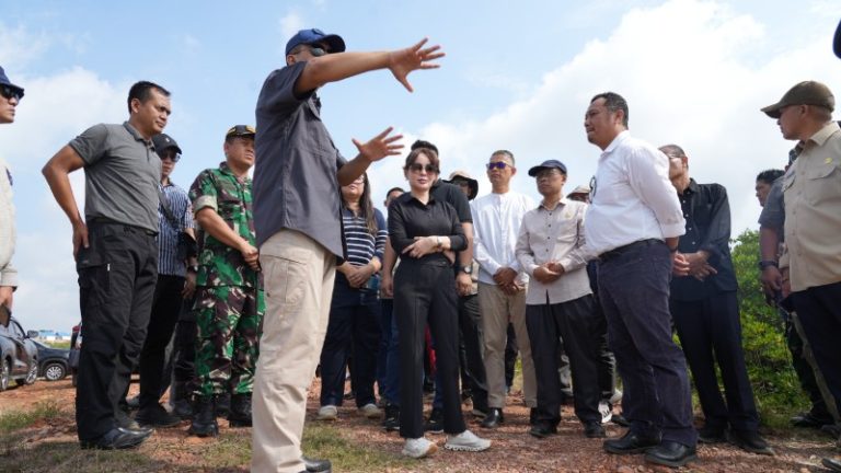 Wakil Kepala BP Batam, Li Claudia Chandra saat mendampingi Menteri Transmigrasi RI, M. Iftitah Sulaiman Suryanegara saat Kunkernya hari kedua di Kawasan Rempang, siang tadi. (ft humasbpbatam)